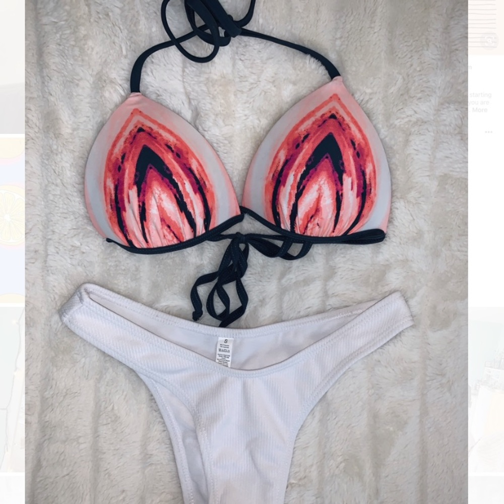 Bikini! - Picture 2 of 4